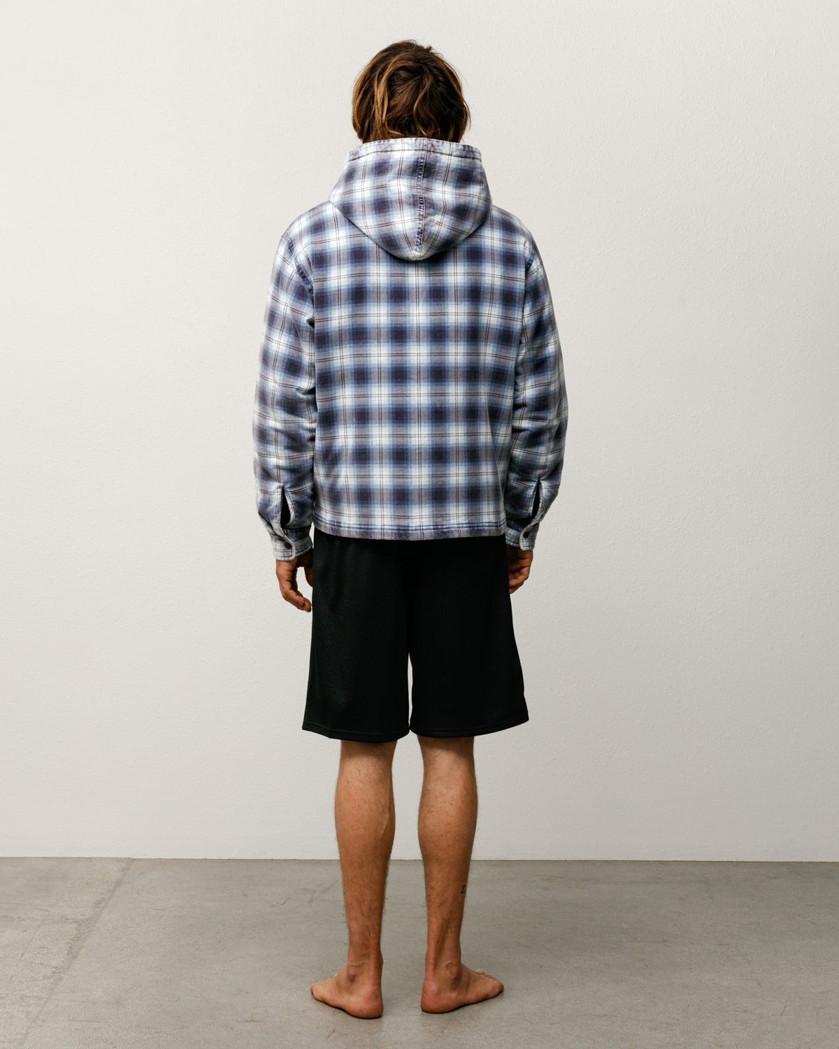 Basic Mesh Short in Black, relaxed double-layer mesh with elastic waist and on-seam pockets