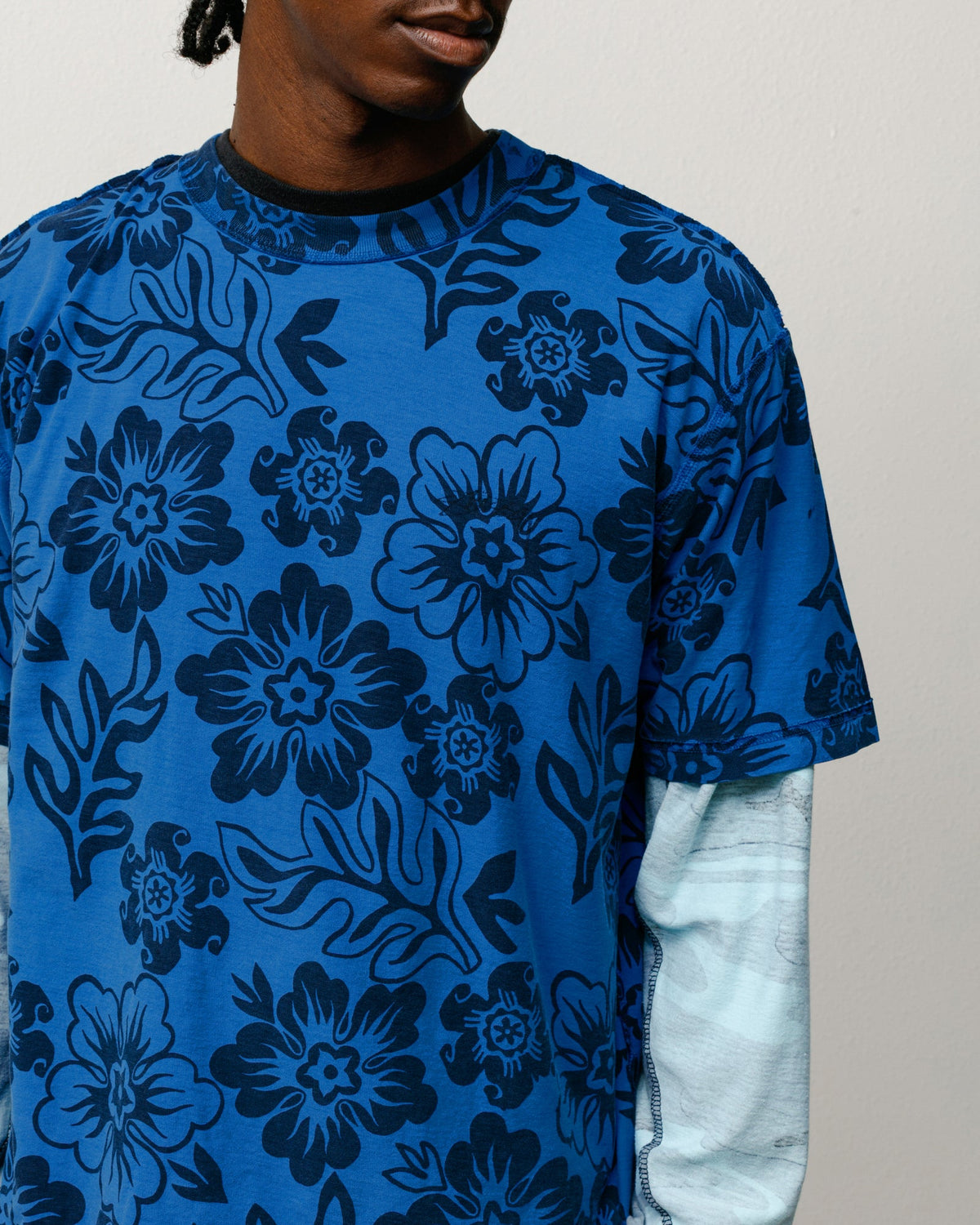 Stüssy Lazy Floral Tee unisex short-sleeve in Sport Blue with allover floral print.